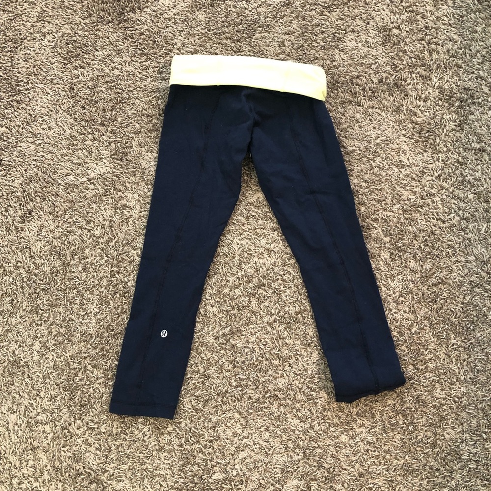 Women’s lululemon Capri Crops size 6 navy yellow